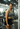 Frau trainiert am Kabelzug und konzentriert sich auf die Mind Muscle Connection beim Armtraining.