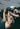 Anfängerfehler im Gym vermeiden durch korrektes Hanteltraining mit Unterstützung im Fitnessstudio.
