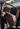 Sportler führt Klimmzüge an einer Fitnessmaschine aus, umringt von Trainingsgeräten im Fitnessstudio – Symbolbild für den Arnold Split Trainingsplan.