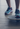Mann balanciert mit einem Fuß auf einem Balance Board – seitliche Standposition zur Kräftigung der Beinmuskulatur.