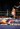 Ein niedergeschlagener Boxer liegt auf dem Ringboden, während der Ringrichter den Kampf anzählt. Im Hintergrund steht der siegreiche Gegner.
