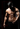 Muskulöser Mann mit definiertem Oberkörper und Sixpack im Fitnessstudio.