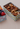 Hier wurden bereits gesunde Snacks für die Arbeit vorbereitet. Eine gesunde Snackbox mit Nüssen und eine Box mit Beeren, sowie Möhre und Gurke.