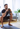 Mann absolviert ein Kettlebell Workout Zuhause.