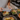 Person verpackt frisch zubereitetes Meal-Prep-Essen in Glasbehälter, darunter Lachs mit Zitrone, Brokkoli und Quinoa, auf einer Küchenarbeitsplatte. Mealprep zum Abnehmen kann so vielfältig und einfach sein.