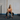 Frau macht Deadlift mit Medizinball.