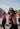 Piloxing Fitness Training im Freien: Eine Gruppe von Frauen führt kraftvolle Box-Schläge mit speziellen gewichteten Handschuhen aus.