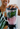 Frau bereitet einen Fitness-Smoothie mit frischem Spinat, Beeren und Joghurt in einem Mixer als Pre-Workout-Getränk zu.