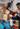 Muay Thai Boxer beim Sparring-Training mit seinem Coach, der entsprechende Ausrüstung trägt.