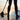 Person beim Stand-up-Paddling auf einem ruhigen See bei Sonnenuntergang