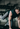 Mann beim funktionellen Training im Fitnessstudio, fokussiert in Vierfüßlerposition mit angehobenem Bein, zur Steigerung der Trainings-Motivation.