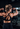 Frau im Fitnessstudio zeigt Rückenmuskulatur beim Krafttraining.